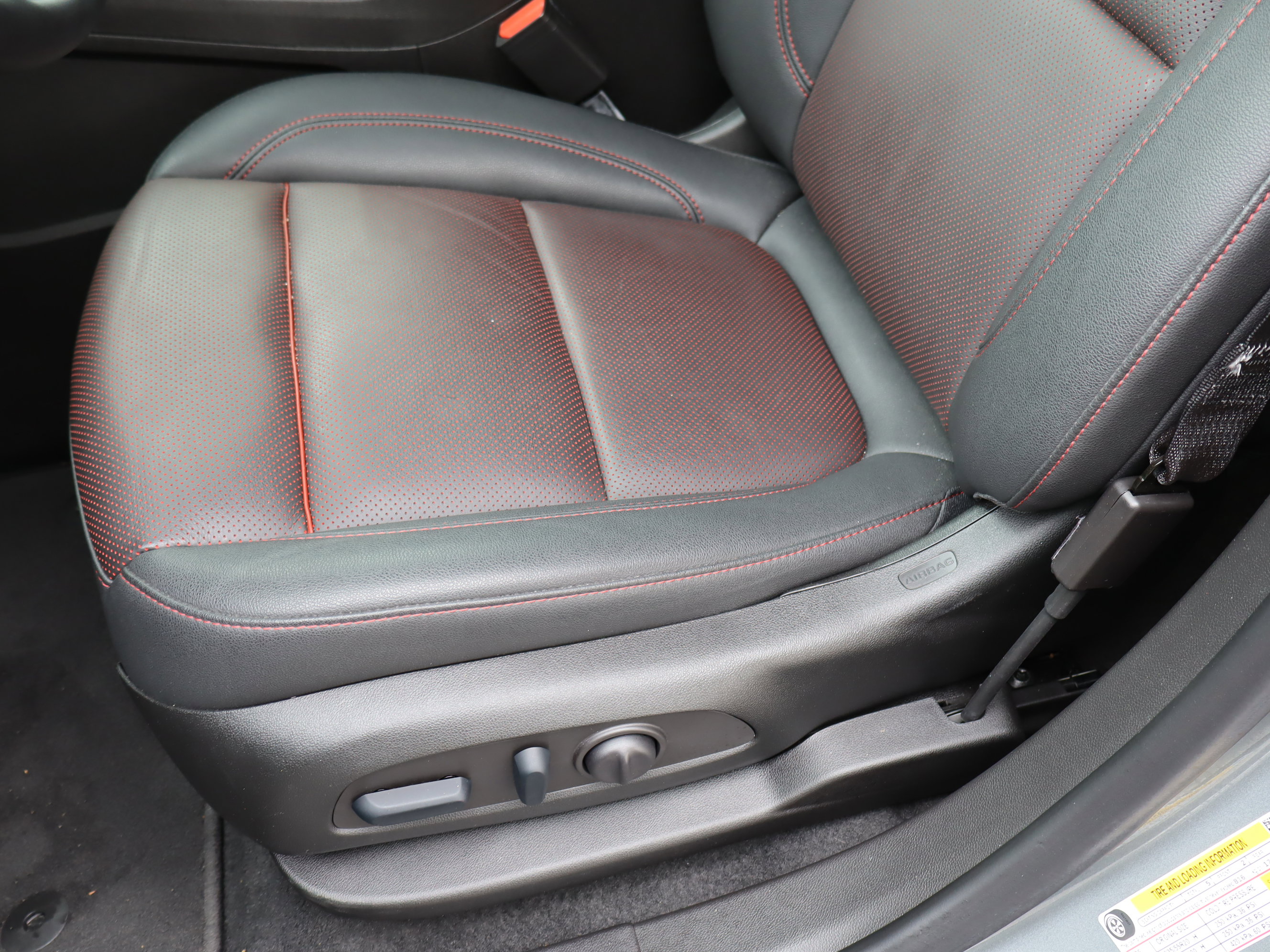 Certified 2025 Chevrolet Blazer RS w/ Driver Confidence II Package image 17