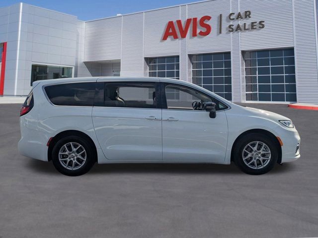 Used 2024 Chrysler Pacifica Touring-L image 5