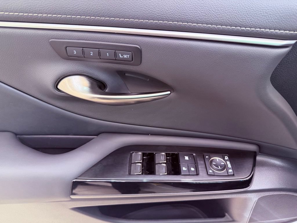 Used 2025 Lexus ES 300h w/ Premium Package FWD image 18