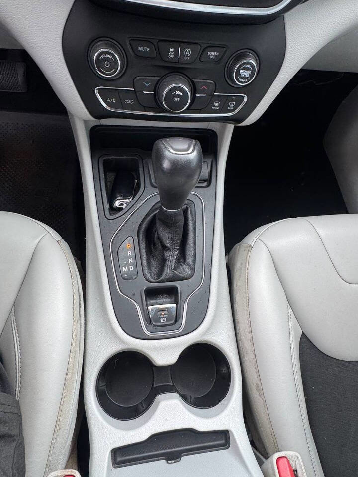 Used 2020 Jeep Cherokee Latitude Plus FWD image 10