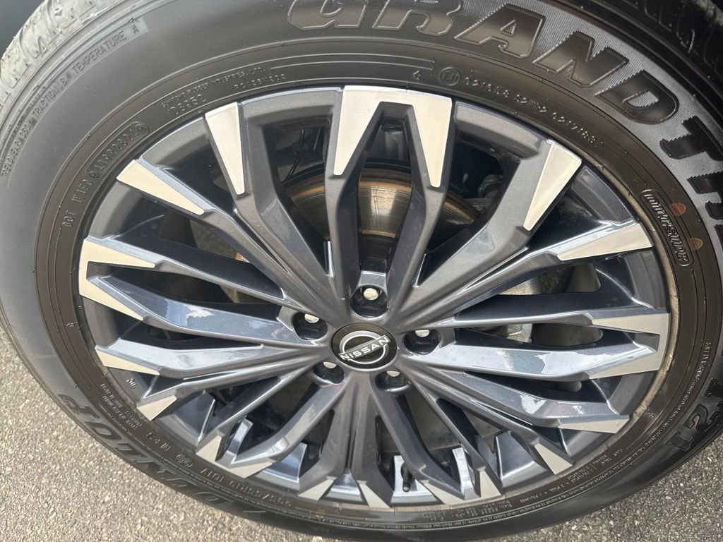 Used 2025 Nissan Rogue Platinum image 37