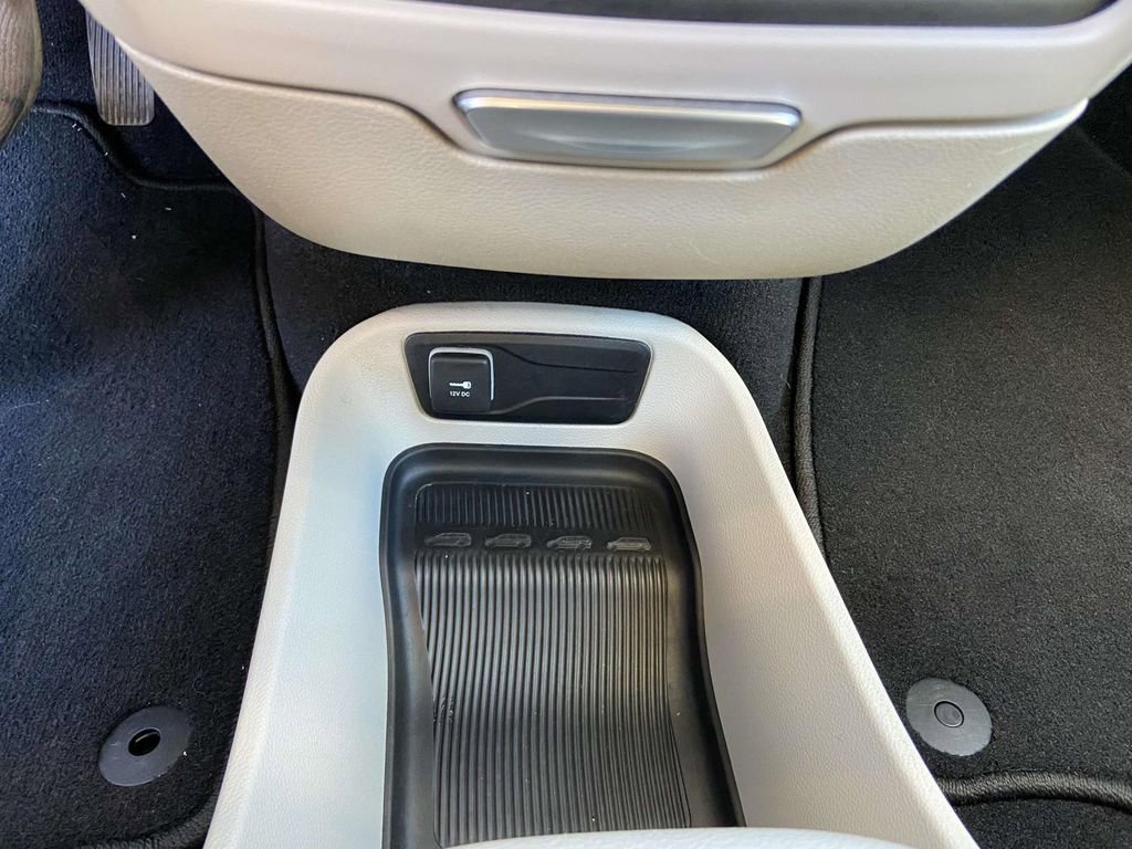 Used 2024 Chrysler Pacifica Touring-L image 16