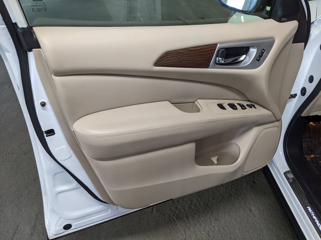 Used 2017 Nissan Pathfinder Platinum FWD image 9