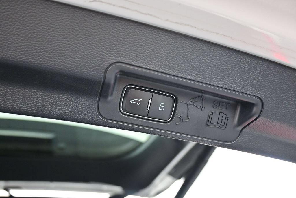 Used 2021 Ford Explorer Limited w/ Equipment Group 301A AWD/4WD image 29