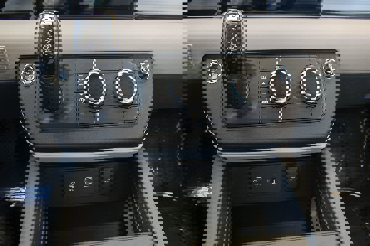 Used 2021 Land Rover Defender 110 SE image 40