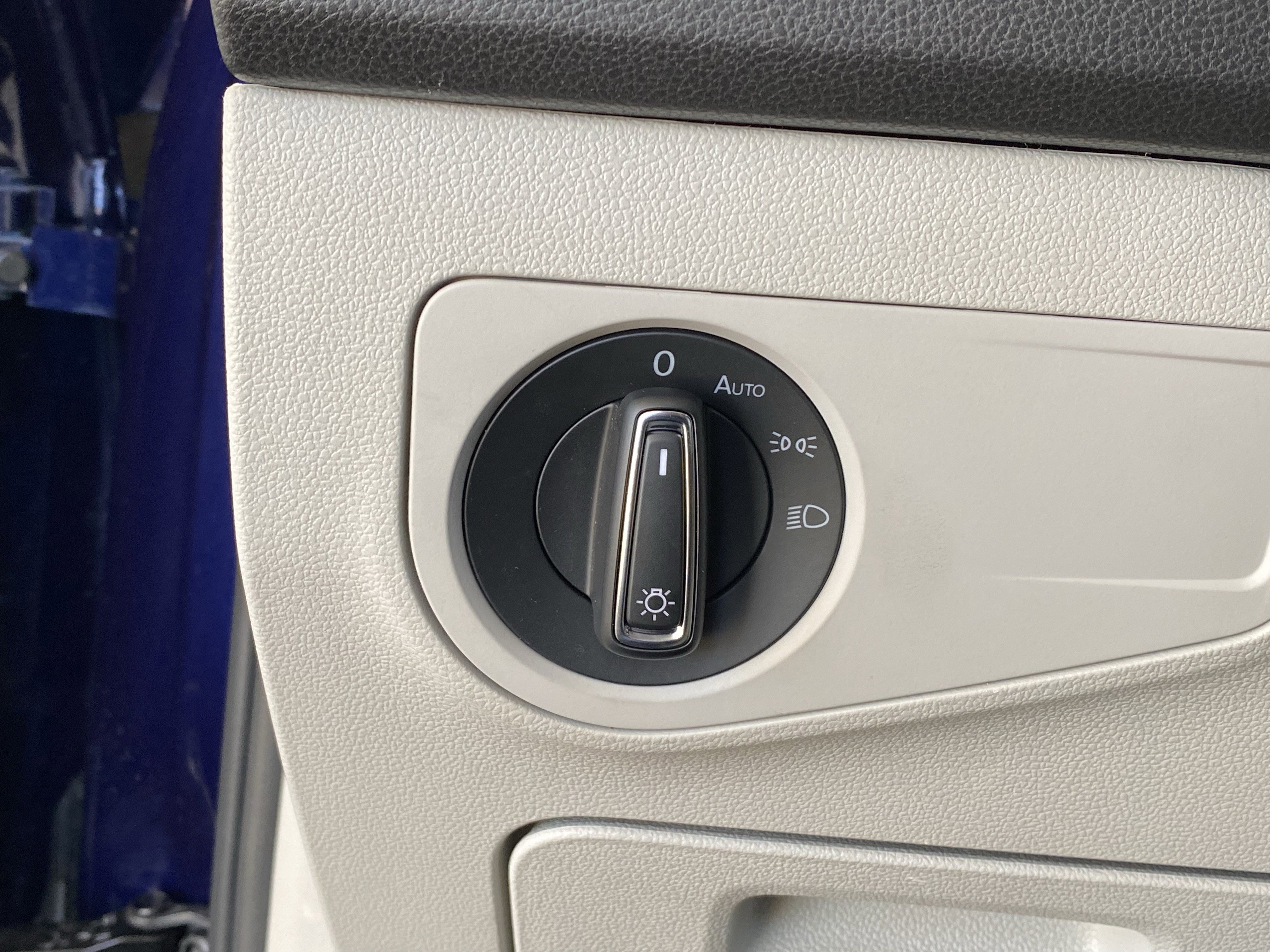 Used 2023 Volkswagen Tiguan SE w/ Panoramic Sunroof Package image 24