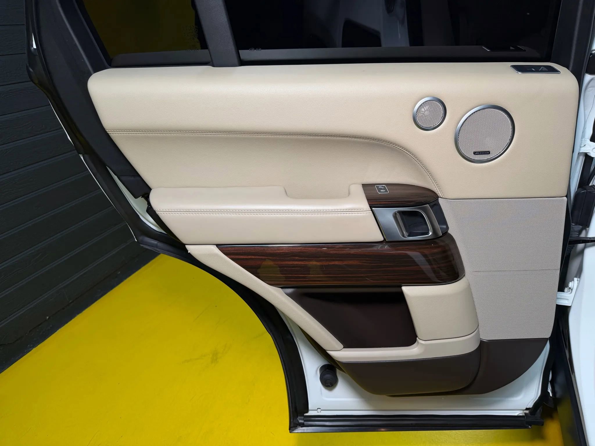 Used 2016 Land Rover Range Rover HSE image 19