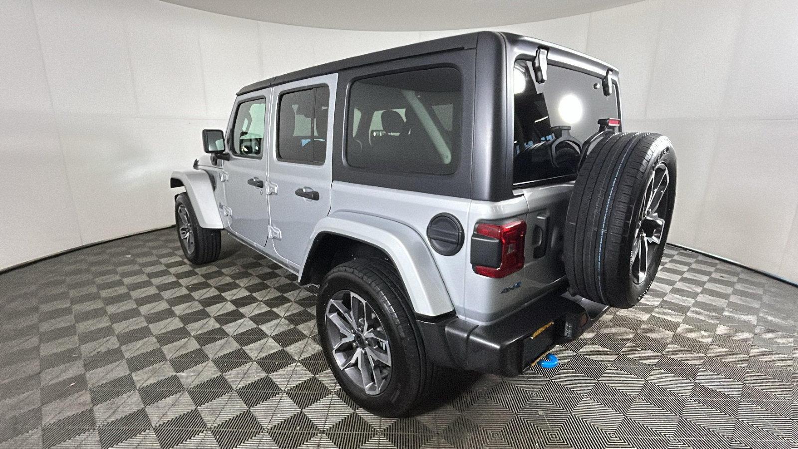 Used 2024 Jeep Wrangler Unlimited w/ Convenience Group AWD/4WD image 5