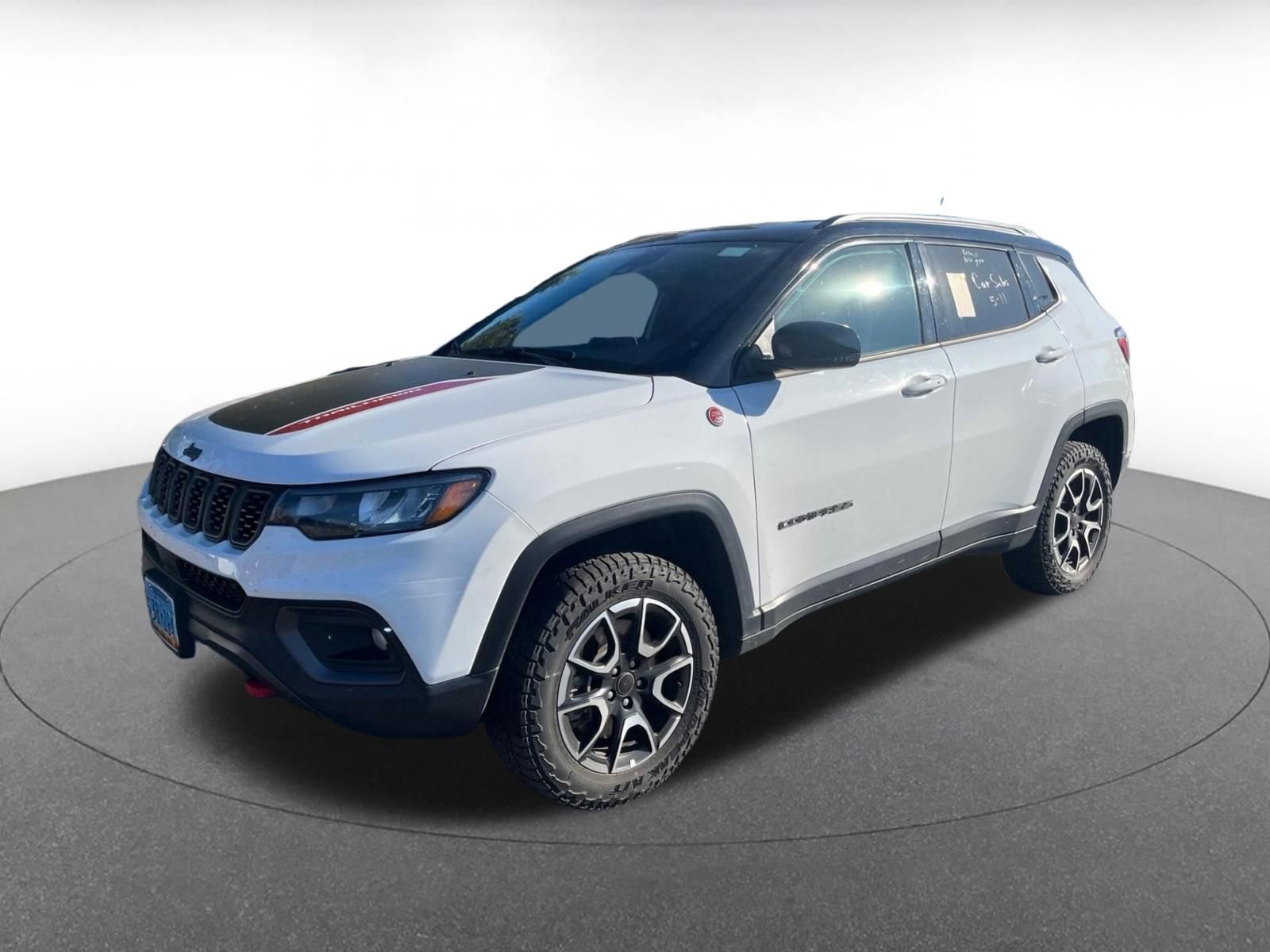 Used 2025 Jeep Compass Trailhawk AWD/4WD image 3