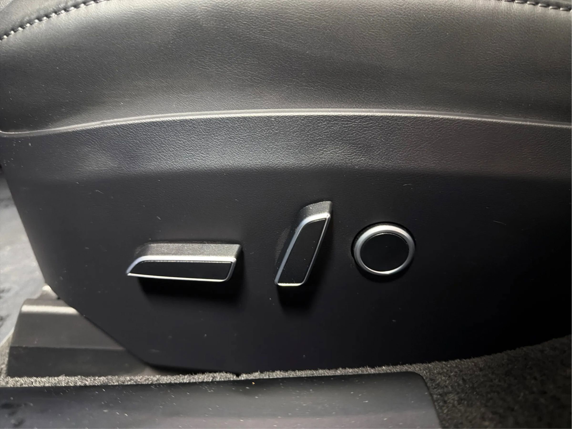 Used 2023 Tesla Model S Standard Range image 16