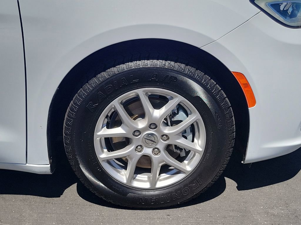 Used 2024 Chrysler Pacifica Touring-L image 5