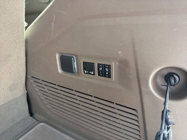 Used 2021 GMC Yukon Denali w/ Denali Premium Package image 9