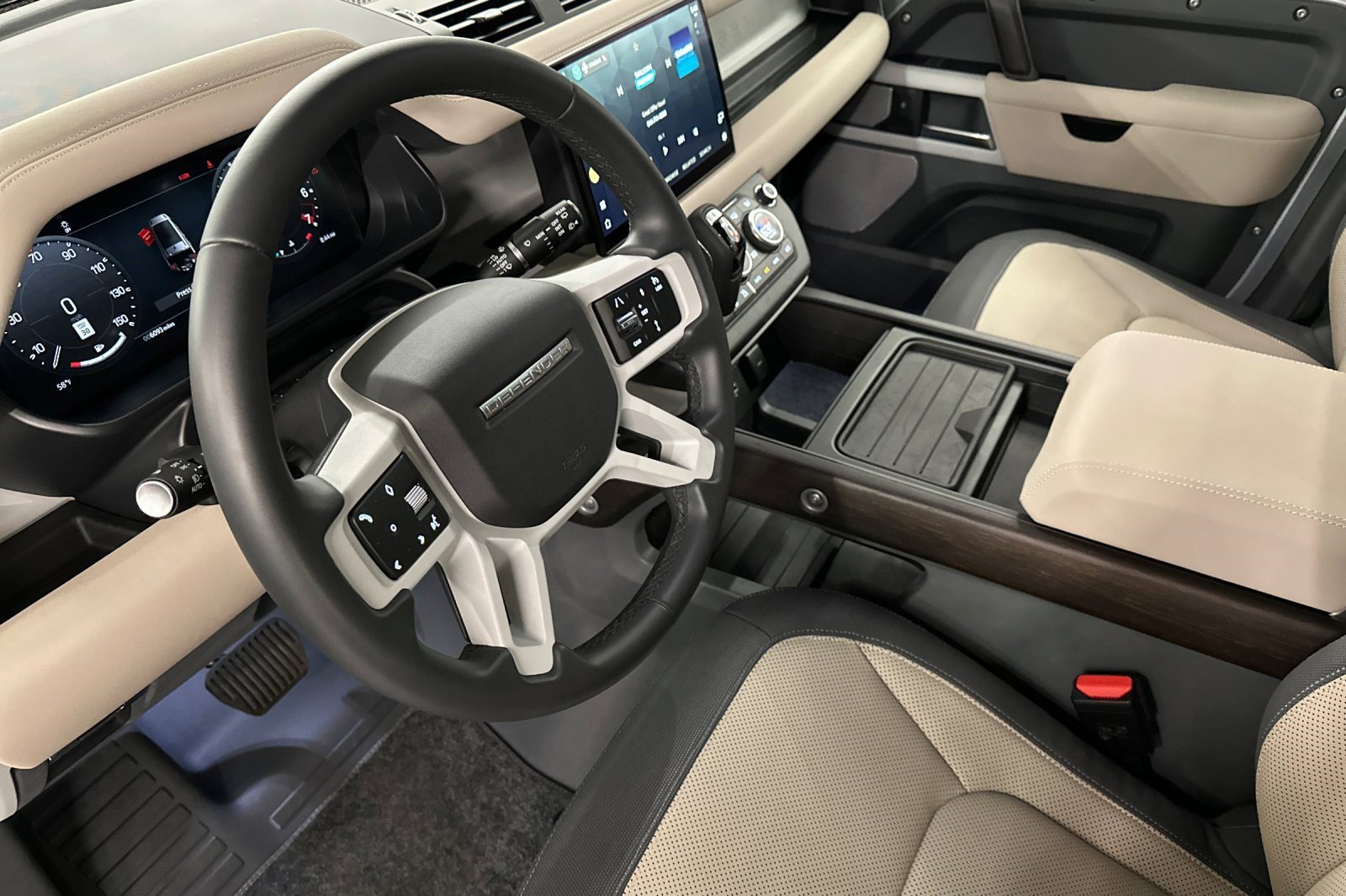 Used 2023 Land Rover Defender 130 X-Dynamic SE image 5