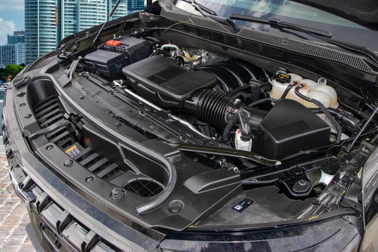 Used 2025 Chevrolet Suburban Z71 image 40