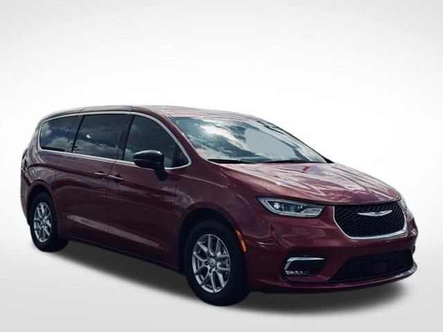 Used 2025 Chrysler Pacifica Select FWD image 4