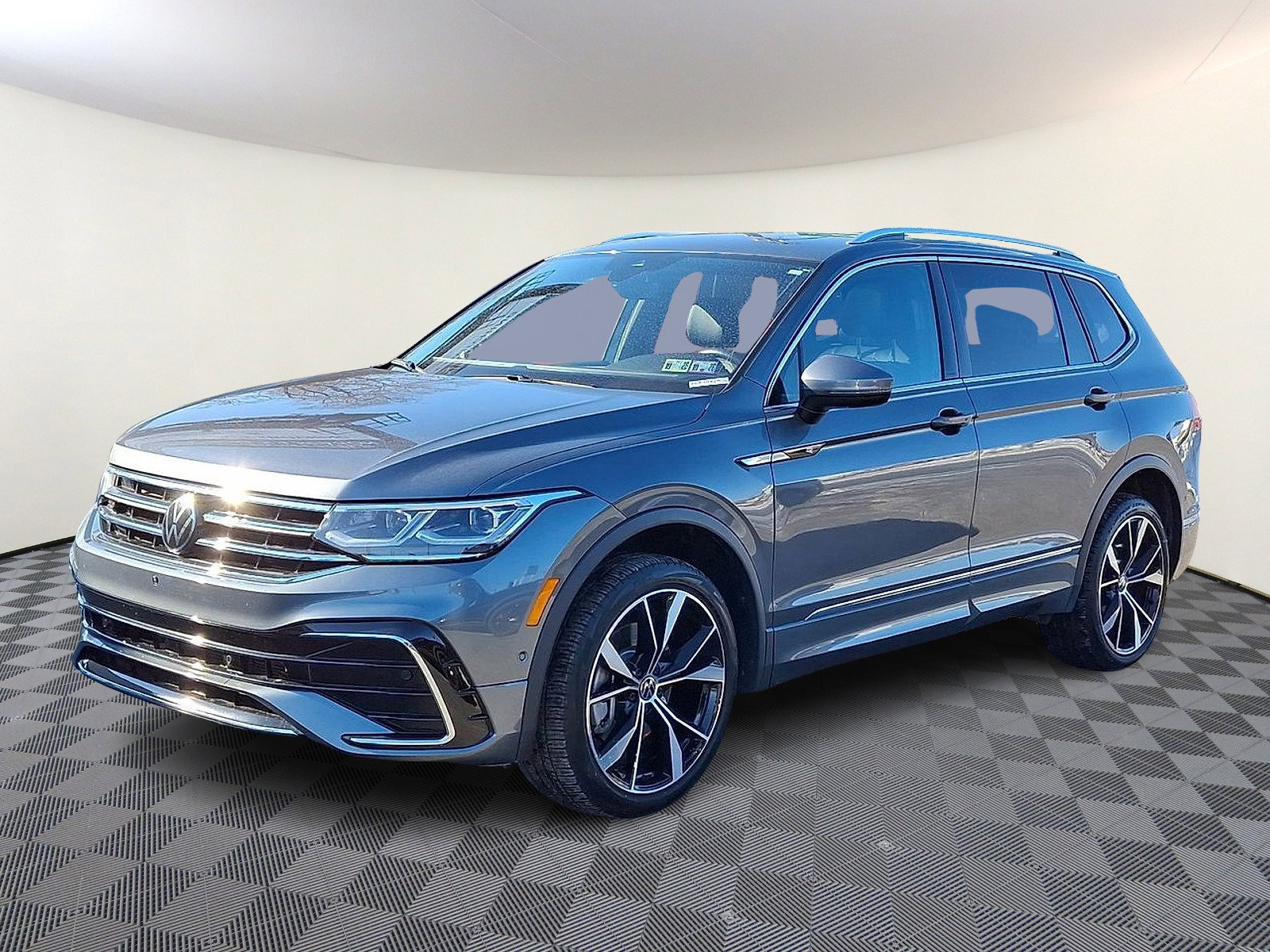 Used 2024 Volkswagen Tiguan SEL R-Line image 1
