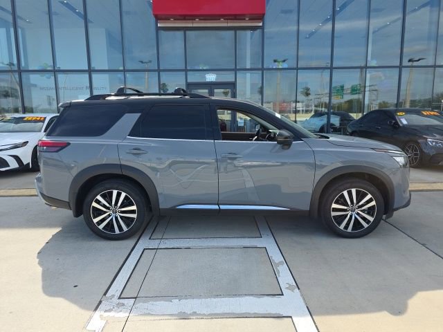 Used 2025 Nissan Pathfinder Platinum w/ Cargo Package image 3