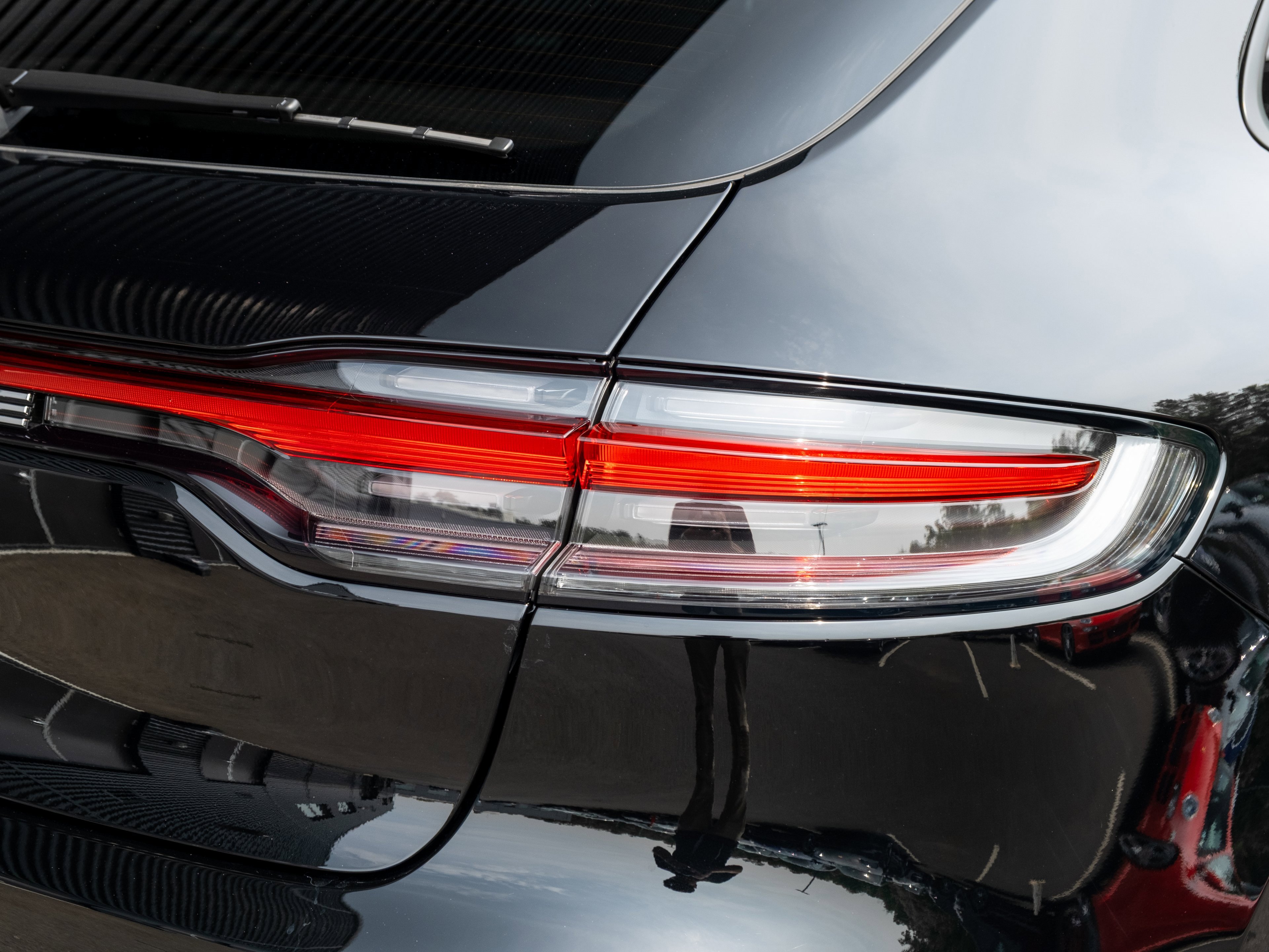 Certified 2025 Porsche Macan image 40