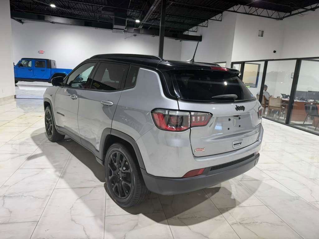 Used 2022 Jeep Compass Latitude w/ Sun and Sound Group FWD image 11