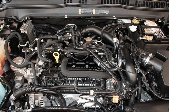 Used 2018 Ford Fusion SE w/ Fusion SE Technology Package FWD image 3
