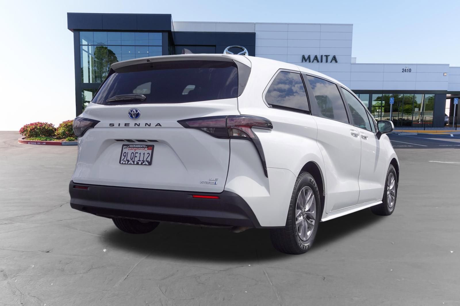 Used 2024 Toyota Sienna LE FWD image 3