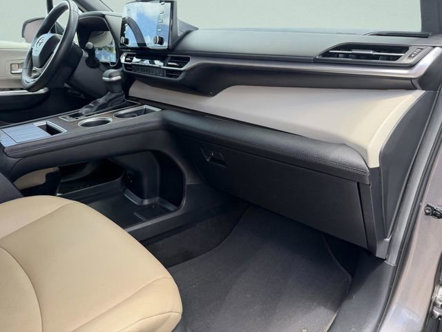 Used 2024 Toyota Sienna XLE FWD image 17
