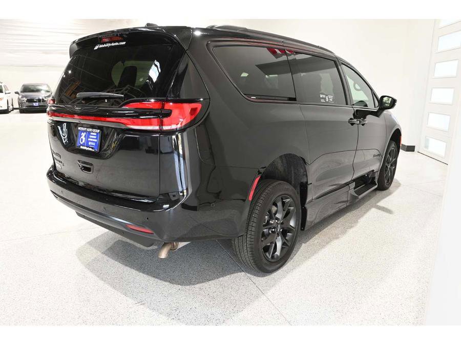 Used 2023 Chrysler Pacifica Touring-L w/ S Appearance Package image 6