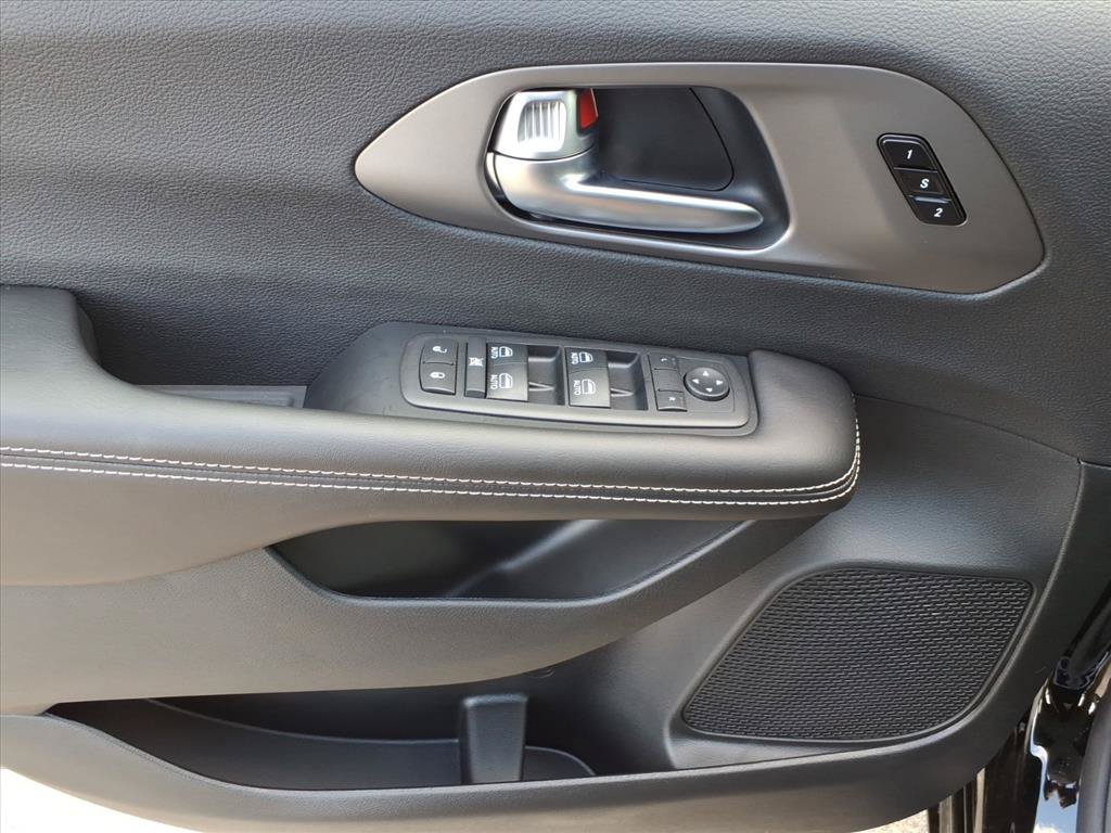 New 2027 Chrysler Pacifica Select AWD/4WD image 19
