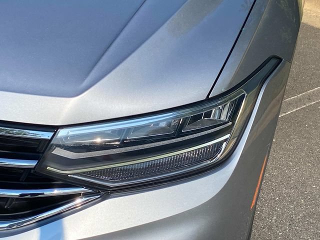 Used 2023 Volkswagen Tiguan SE w/ Panoramic Sunroof Package FWD image 5