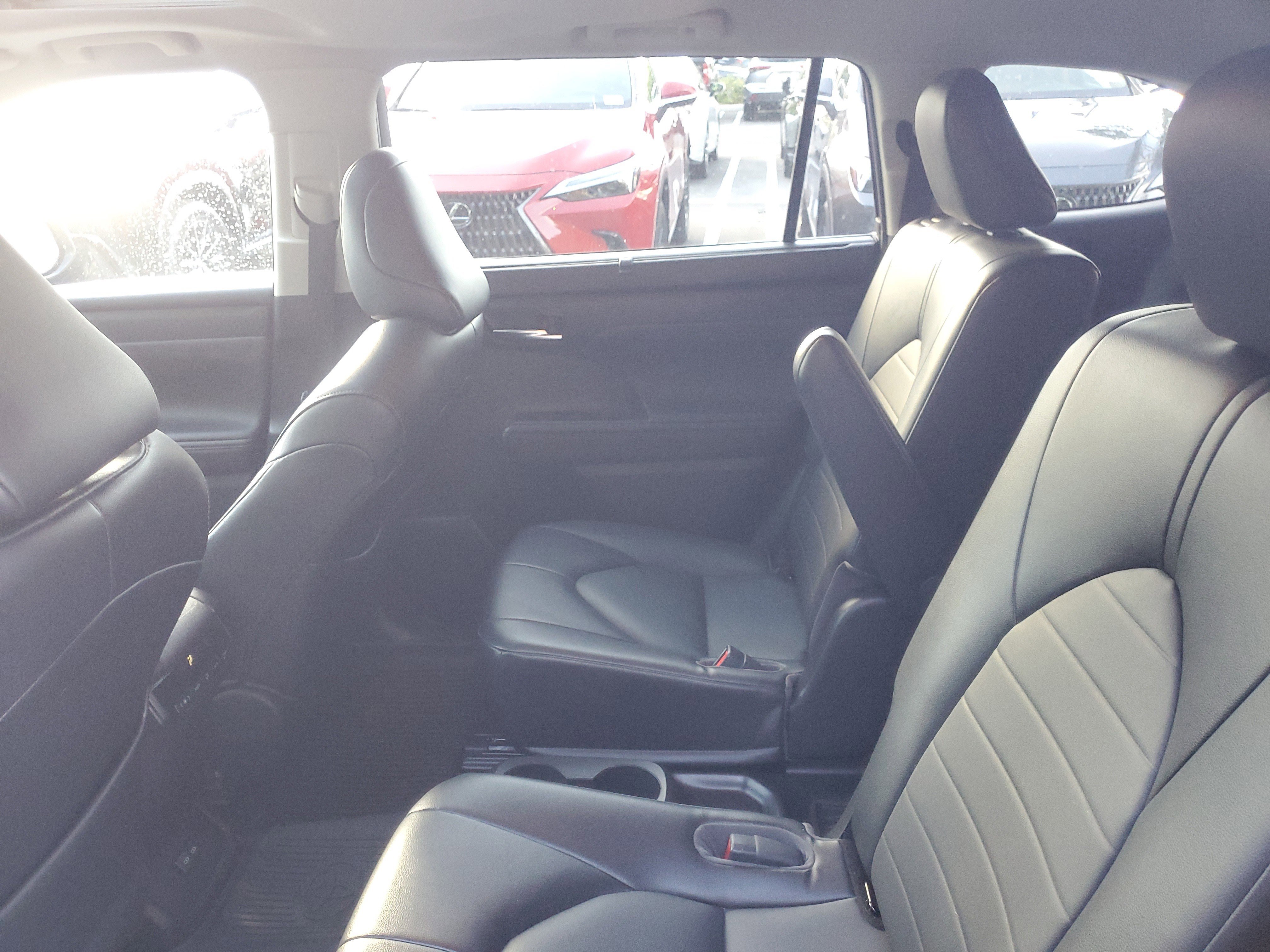 Used 2022 Toyota Highlander XLE image 11