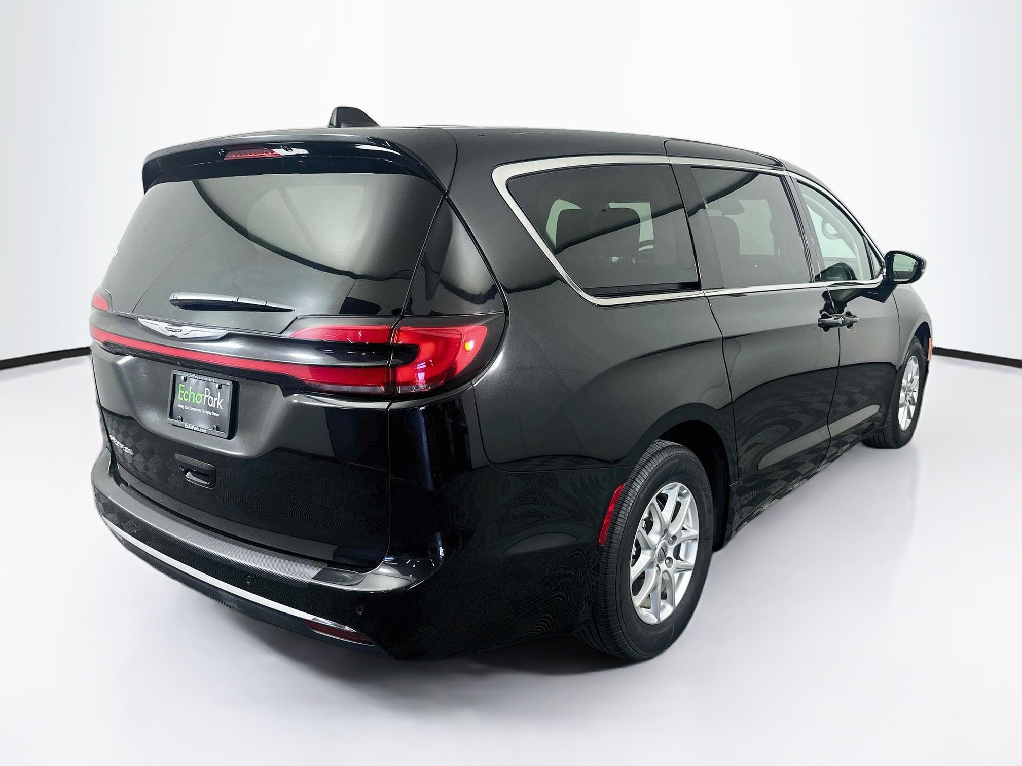 Used 2024 Chrysler Pacifica Touring-L FWD image 9