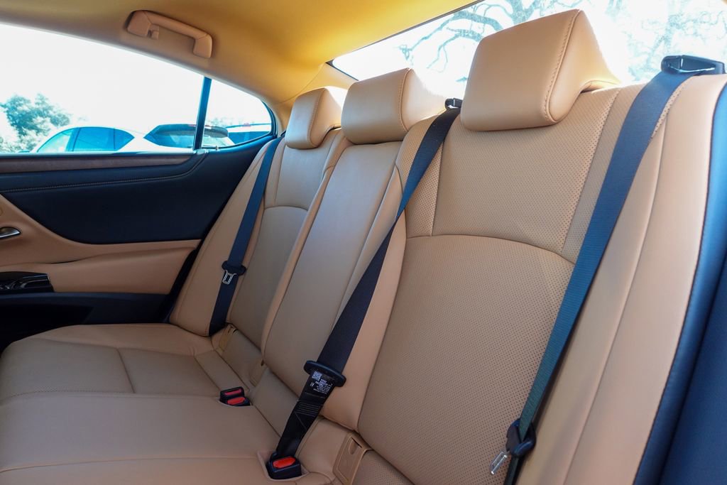 Used 2025 Lexus ES 300h w/ Premium Package image 25