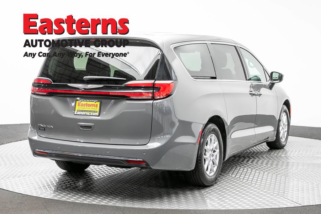 Used 2023 Chrysler Pacifica Touring-L FWD image 5