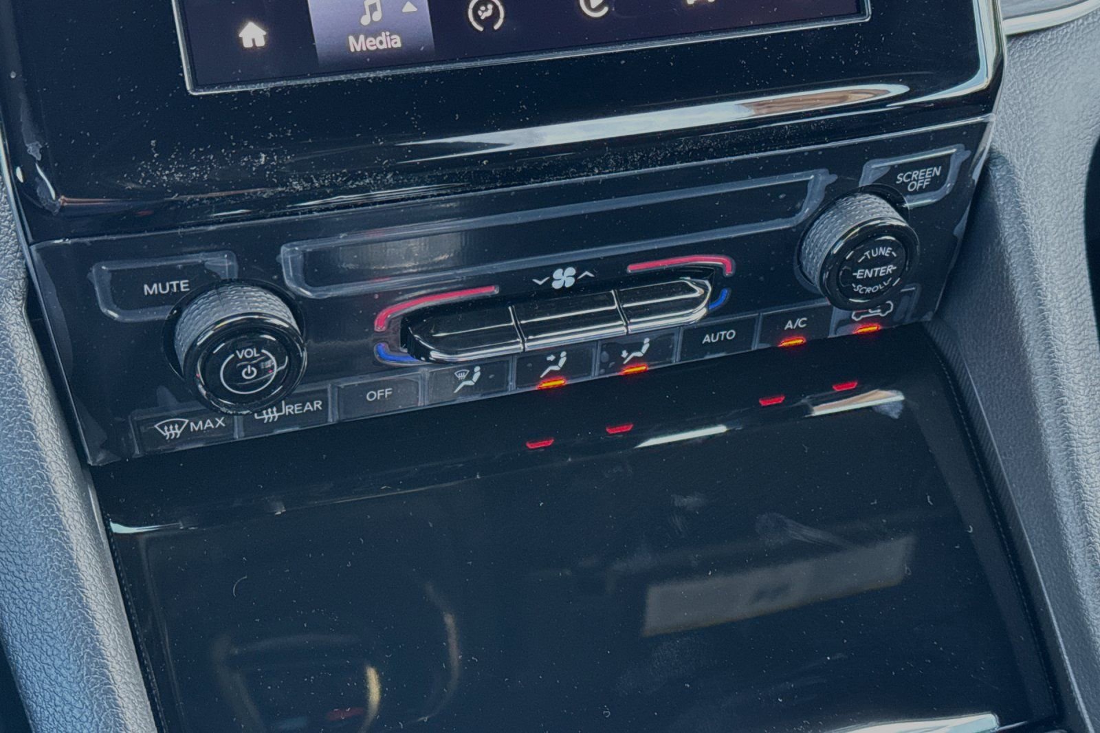 Used 2025 Jeep Grand Cherokee Laredo X image 19