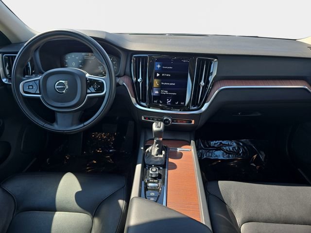 Used 2021 Volvo S60 T6 Momentum w/ Premium Package image 10
