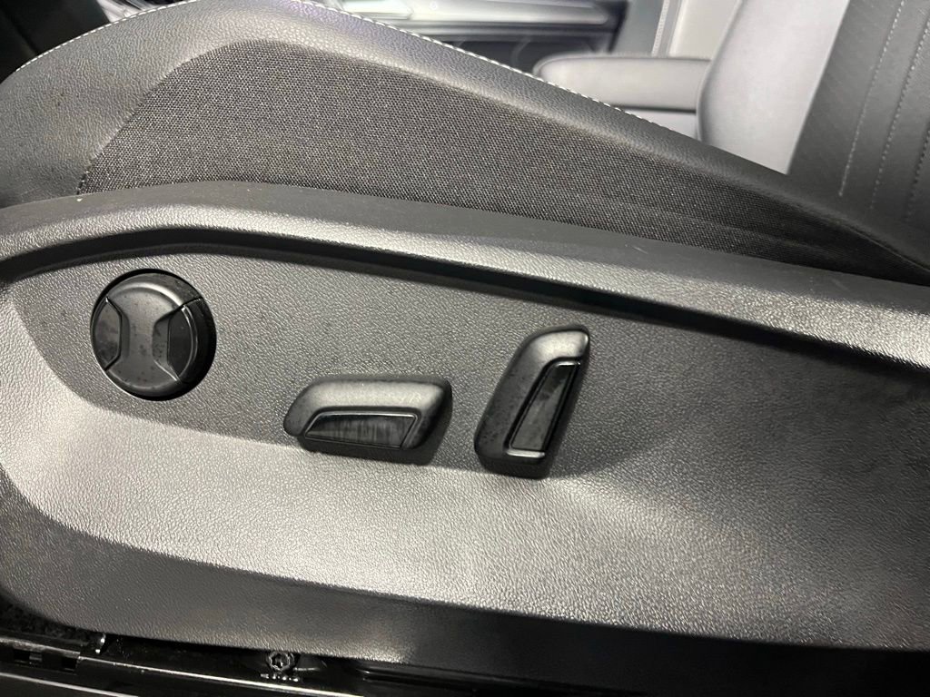 Used 2023 Volkswagen Tiguan SE R-Line image 27