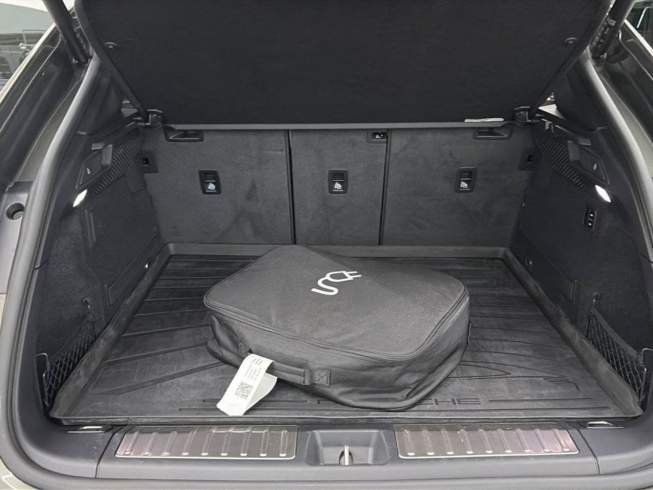 Used 2025 Porsche Macan Electric w/ Premium Package RWD image 27