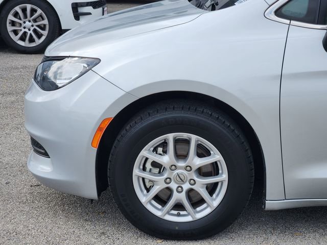 Used 2024 Chrysler Pacifica Touring-L image 5