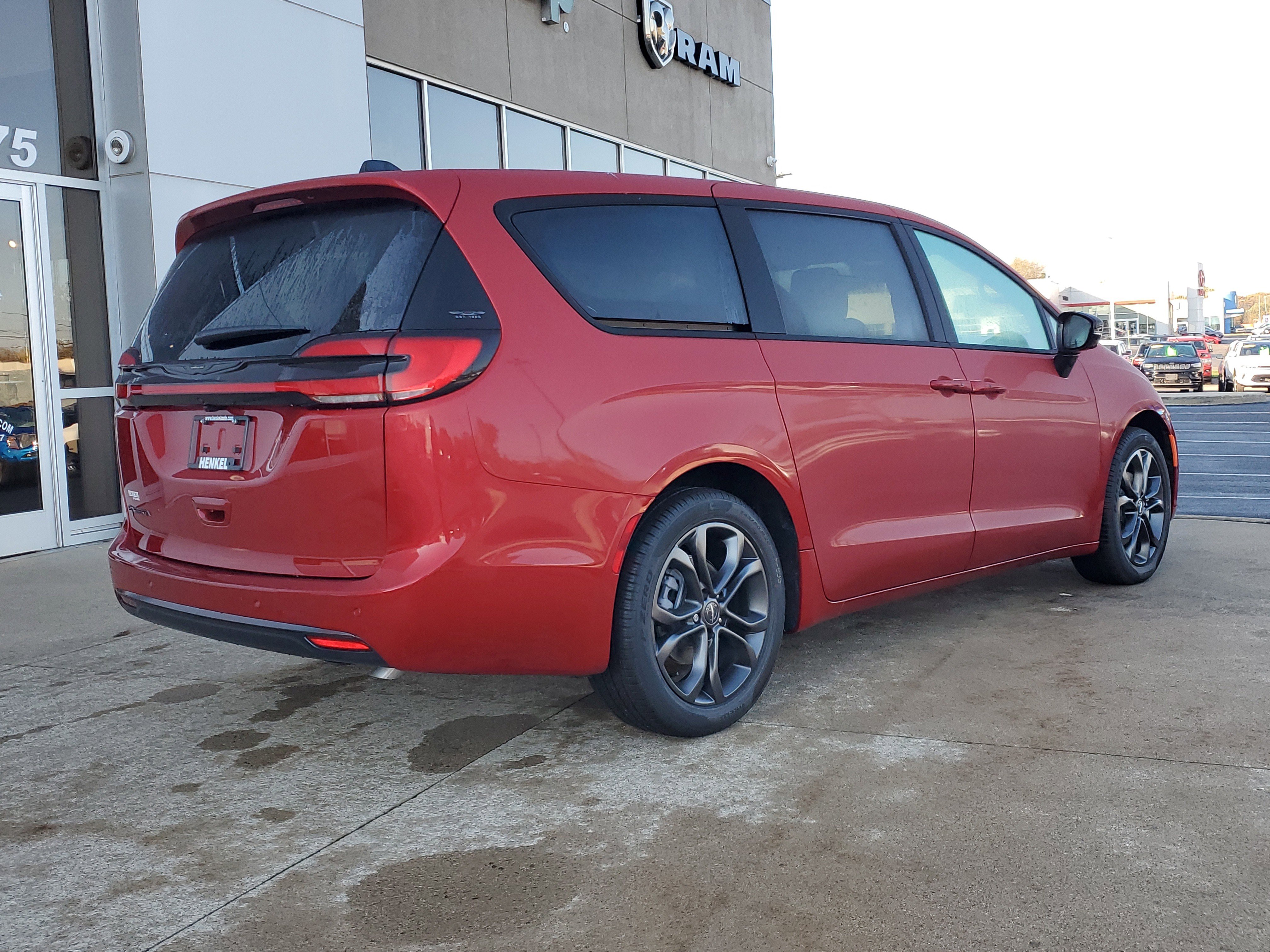 New 2026 Chrysler Pacifica Select image 4