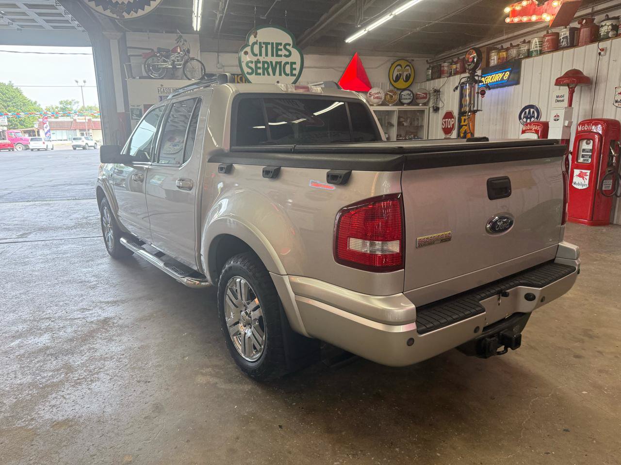Used 2007 Ford Explorer Sport Trac Limited RWD image 3