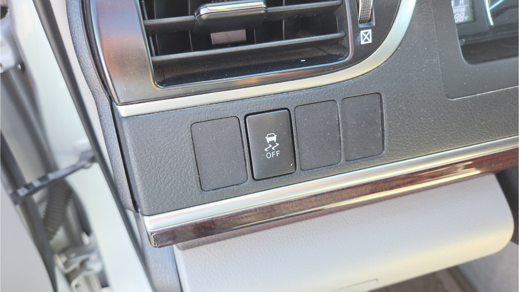 Used 2013 Toyota Camry XLE w/ Leather Pkg FWD image 29