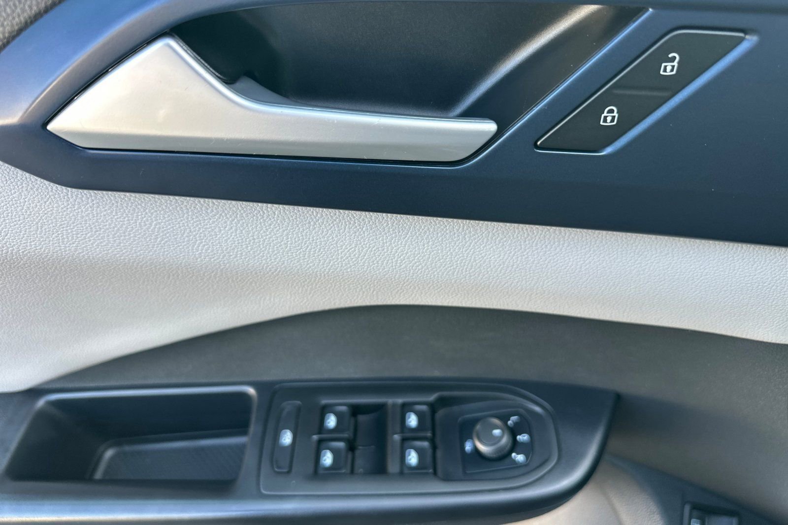 Certified 2023 Volkswagen Taos SE image 11