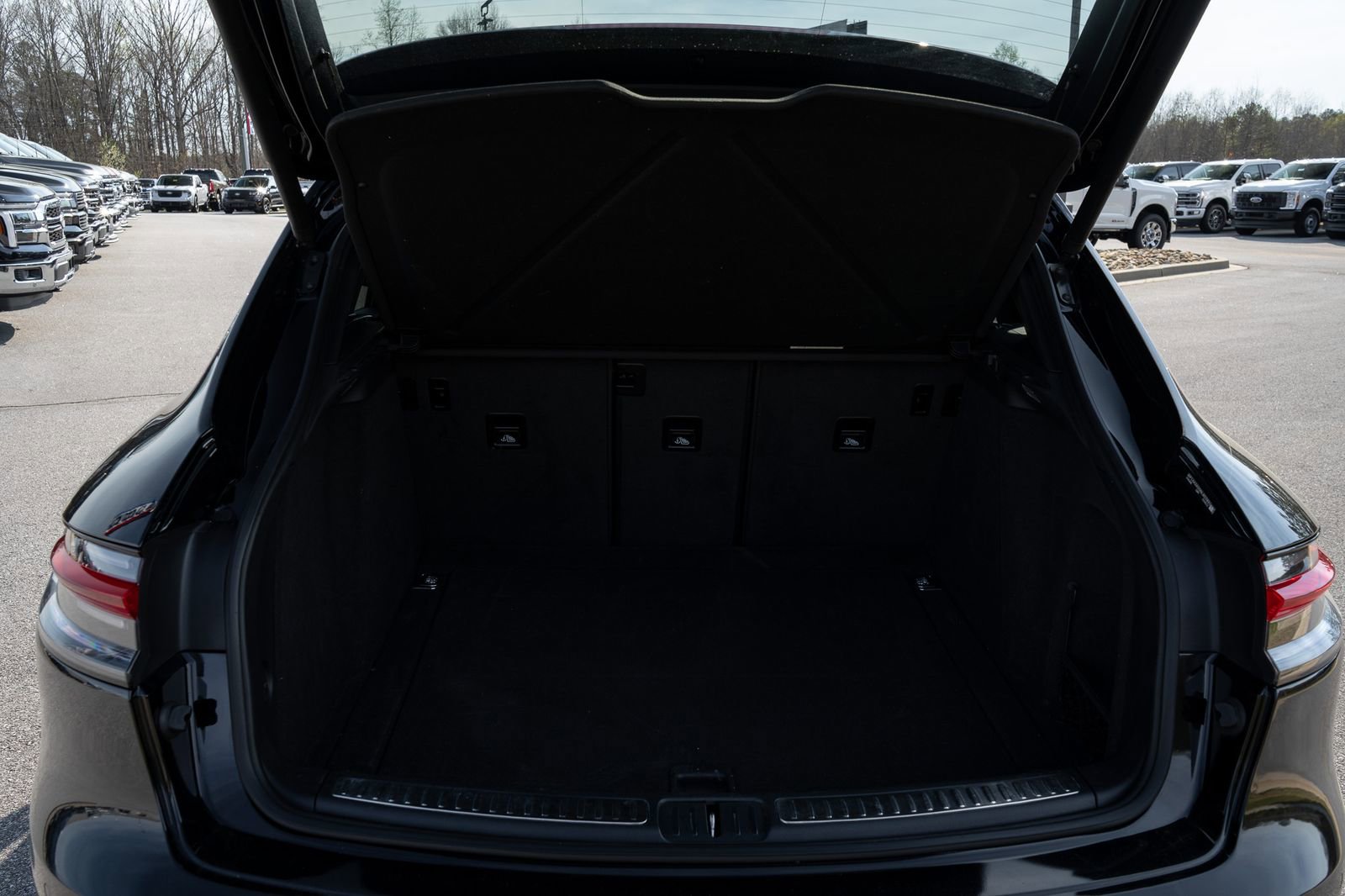 Used 2022 Porsche Macan Base w/ Premium Package Plus image 9