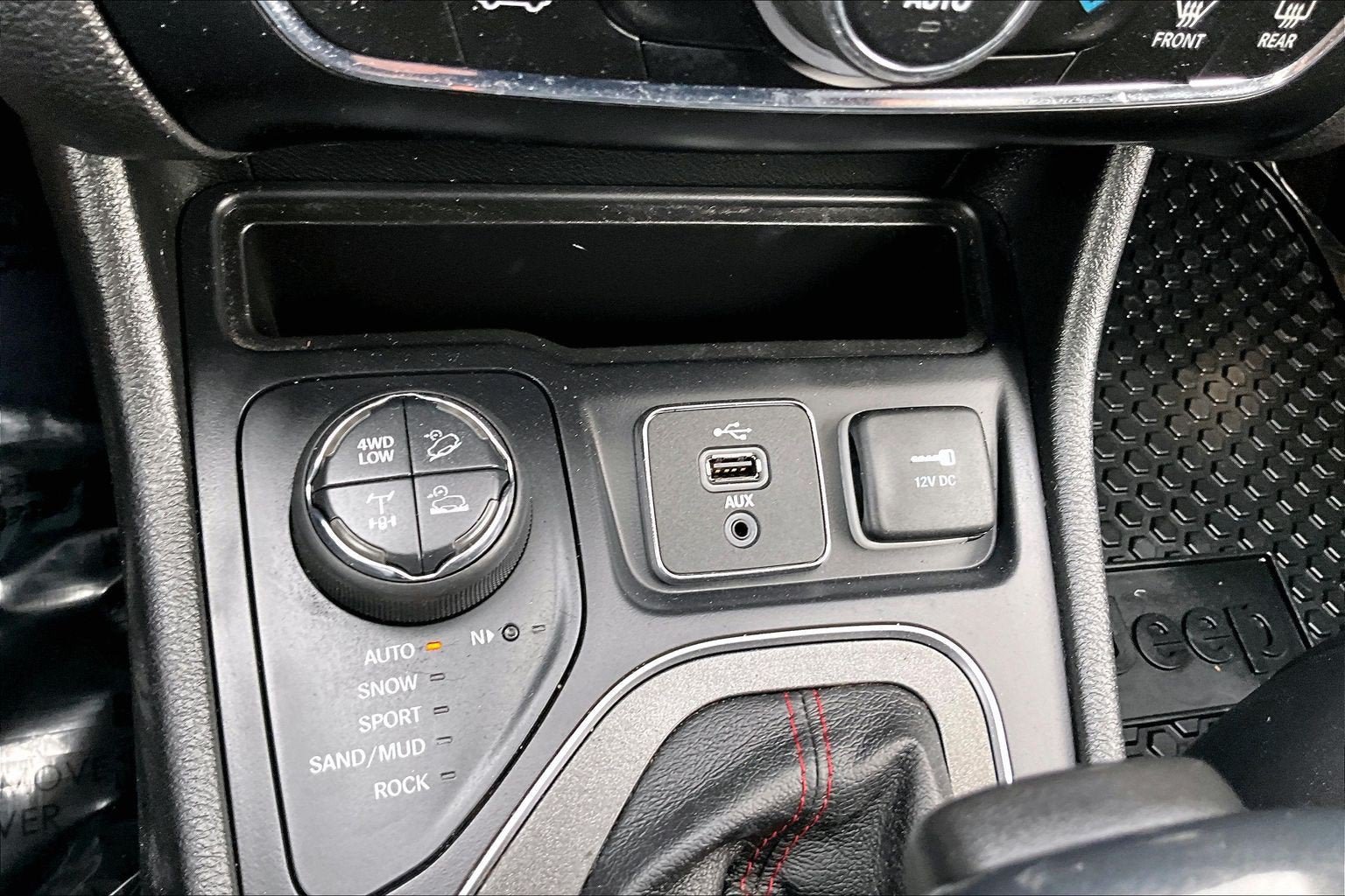 Used 2019 Jeep Cherokee Trailhawk AWD/4WD image 31