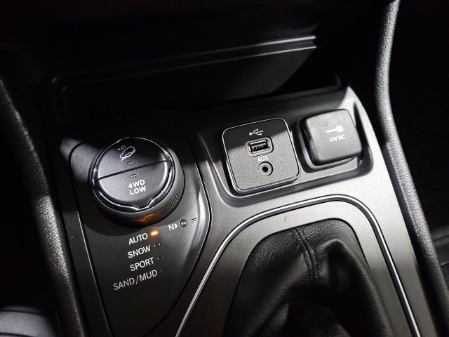 Used 2019 Jeep Cherokee Latitude Plus w/ Comfort/Convenience Group image 23