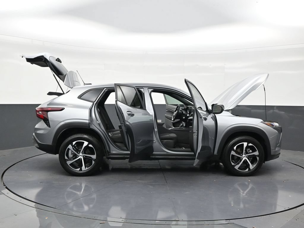 Used 2025 Chevrolet Trax RS FWD image 29