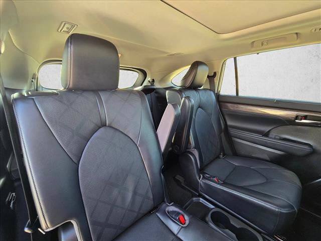 Used 2022 Toyota Highlander Platinum FWD image 19