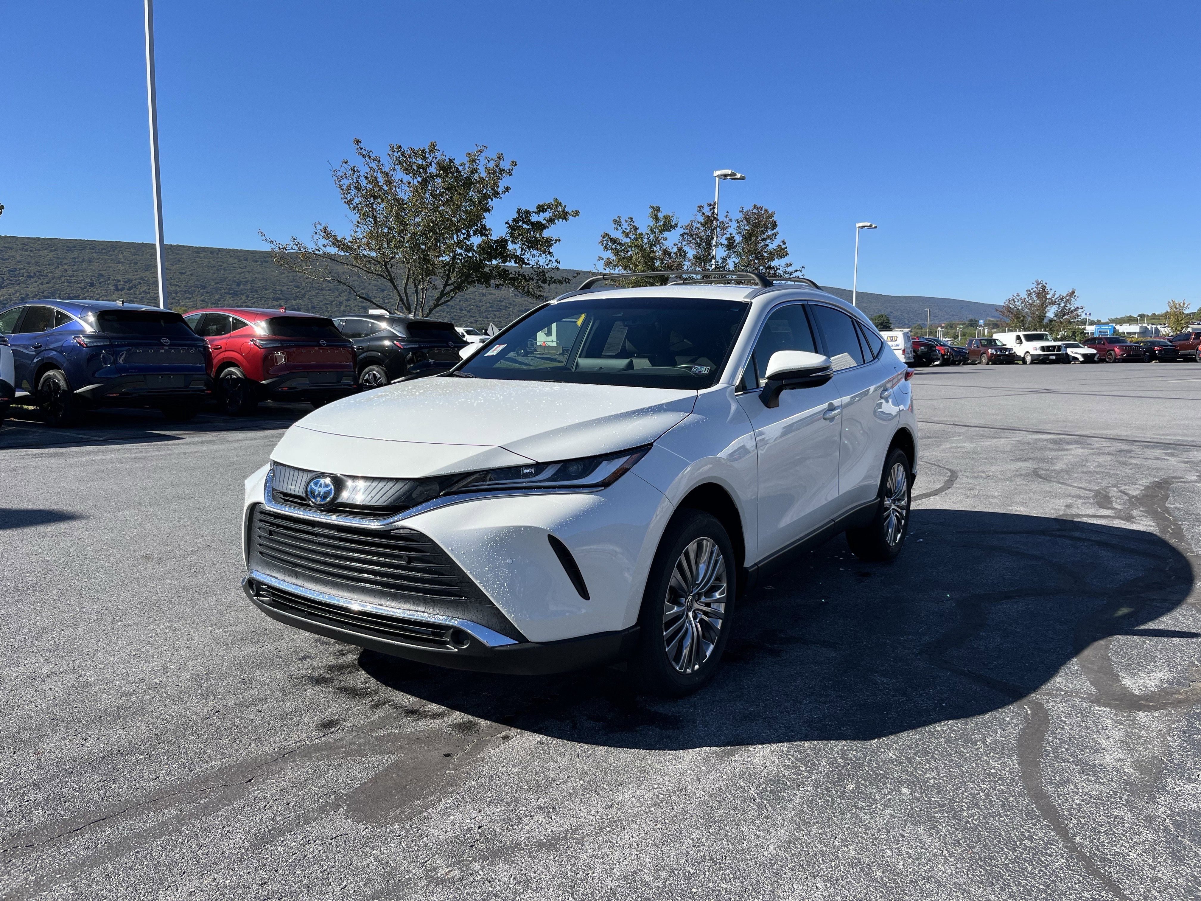 Used 2022 Toyota Venza XLE image 9