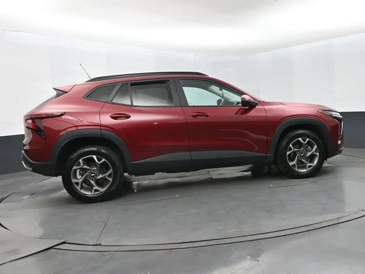 Used 2025 Chevrolet Trax LT FWD image 4
