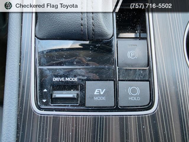 Used 2023 Toyota Sienna Limited image 19